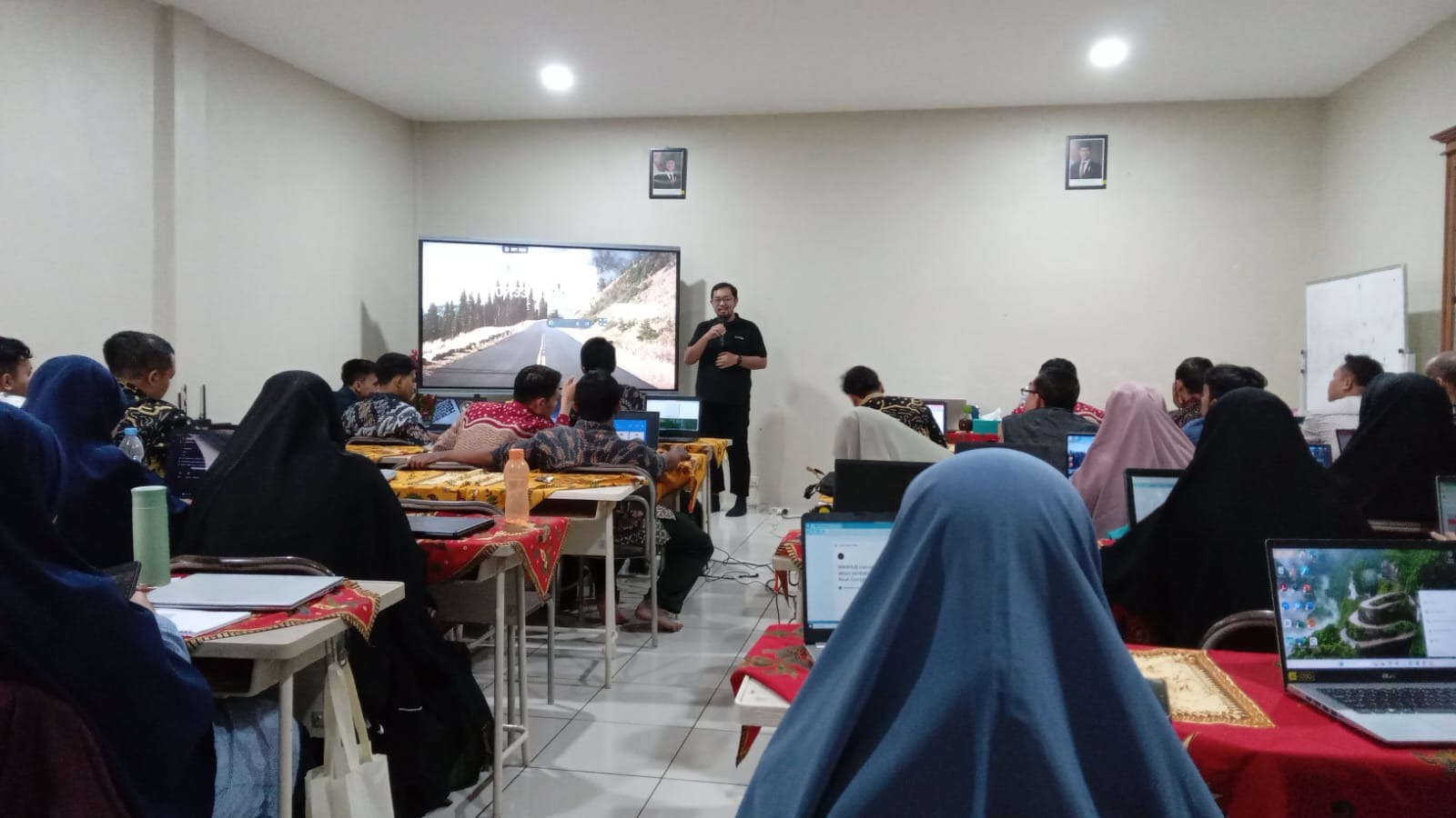 Guru-Guru ‘Dibekali Senjata’ Digital! Pelatihan Interactive Smart Panel Jadi Sorotan!