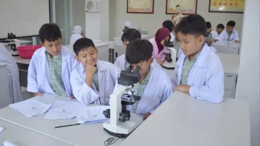 Siswa Kelas 4 SD Al Irsyad Al Islamiyyah 02 Purwokerto Belajar Sains dan Matematika dengan Cara Seru di Laboratorium Terpadu