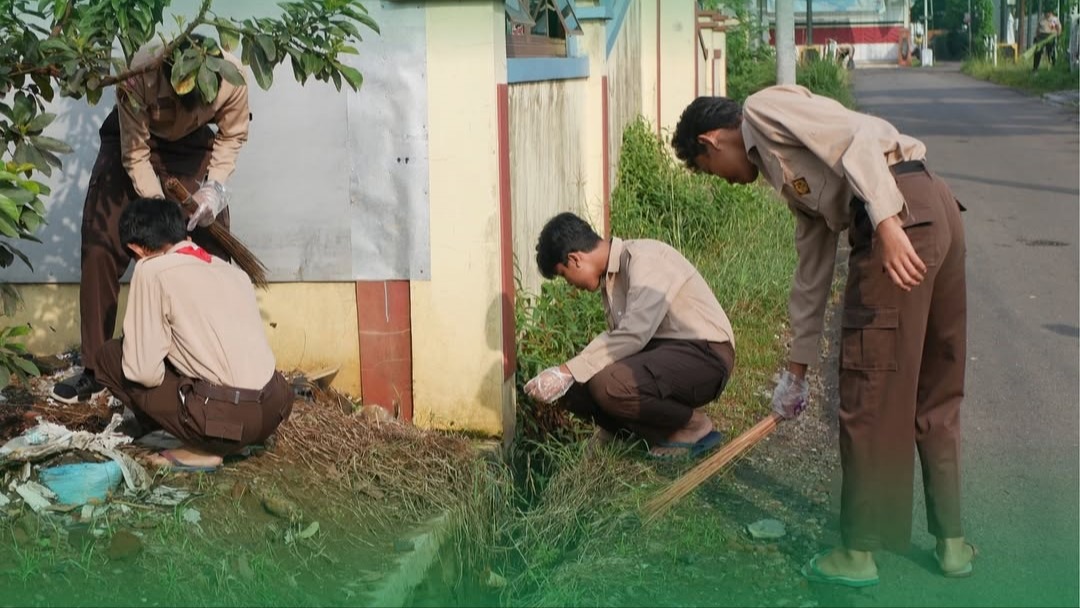 Siswa SMP Al Irsyad Purwokerto Gelar Aksi Bersih-Bersih Lingkungan